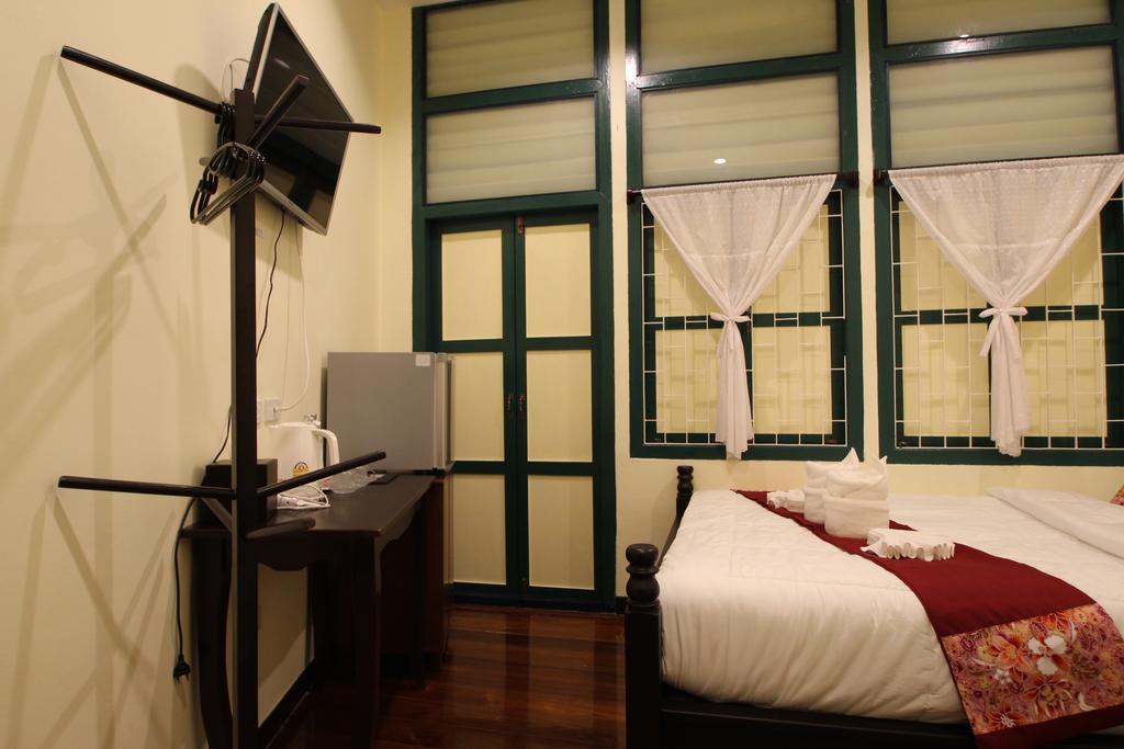 Srisomboon Hostel Trang Exteriör bild