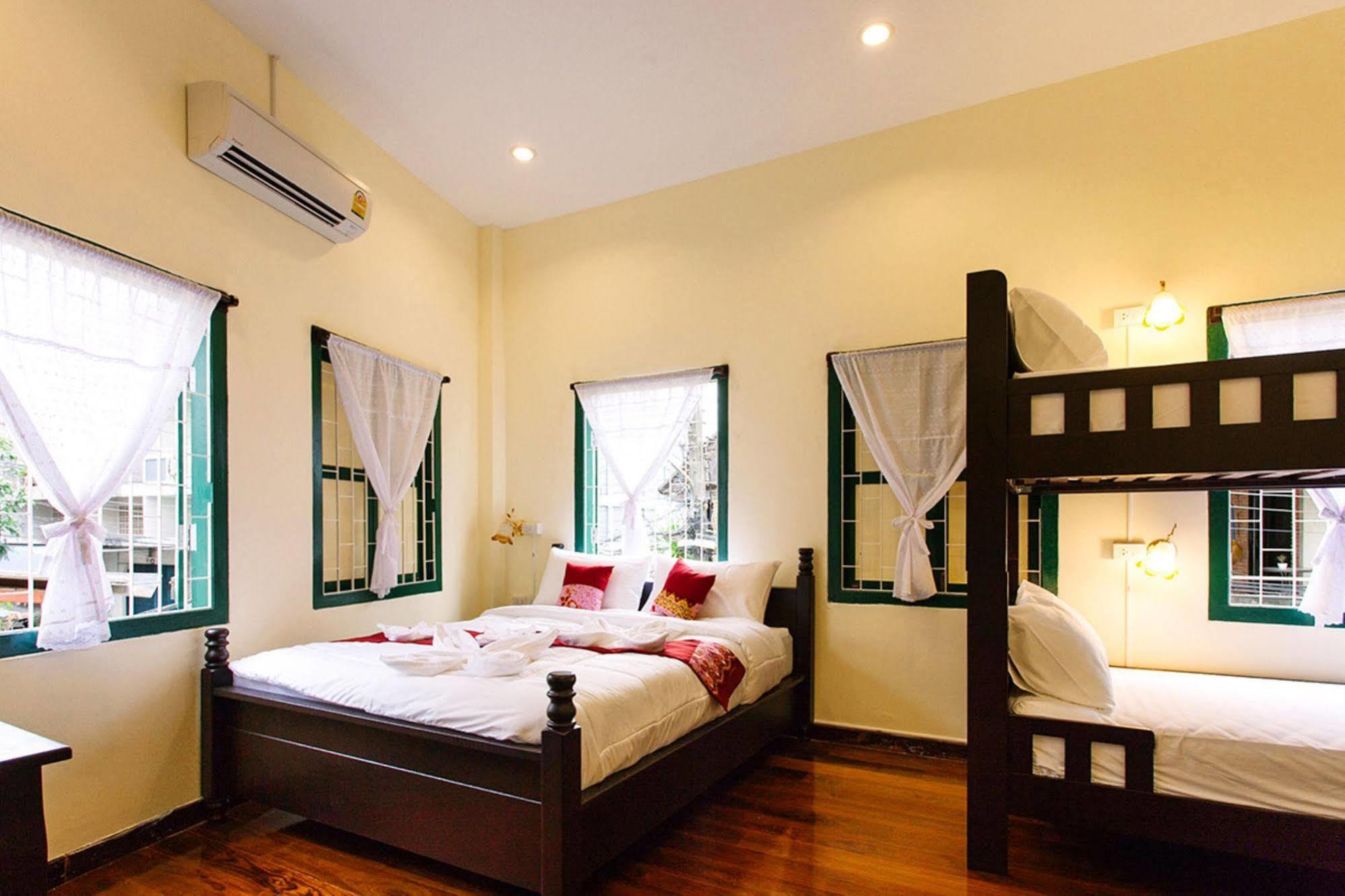 Srisomboon Hostel Trang Exteriör bild