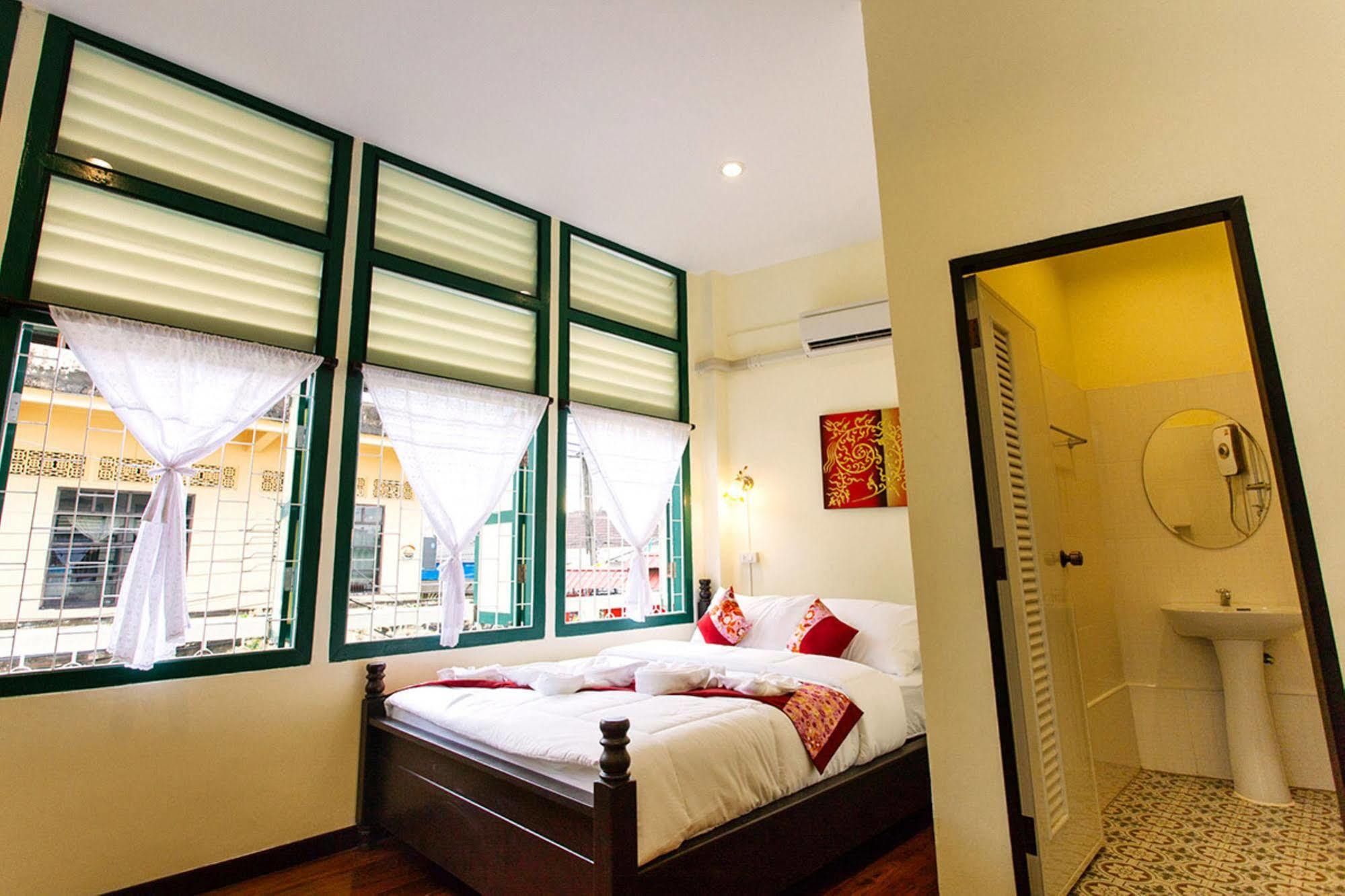 Srisomboon Hostel Trang Exteriör bild