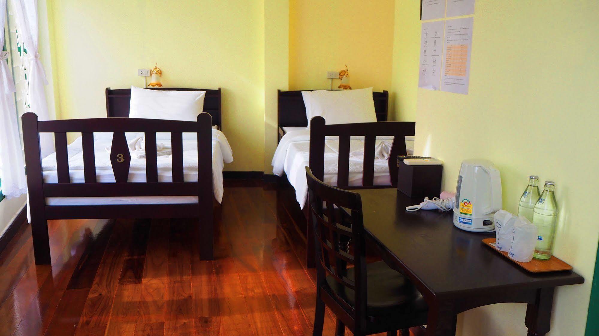 Srisomboon Hostel Trang Exteriör bild